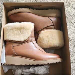 UGGS S/N 1012438